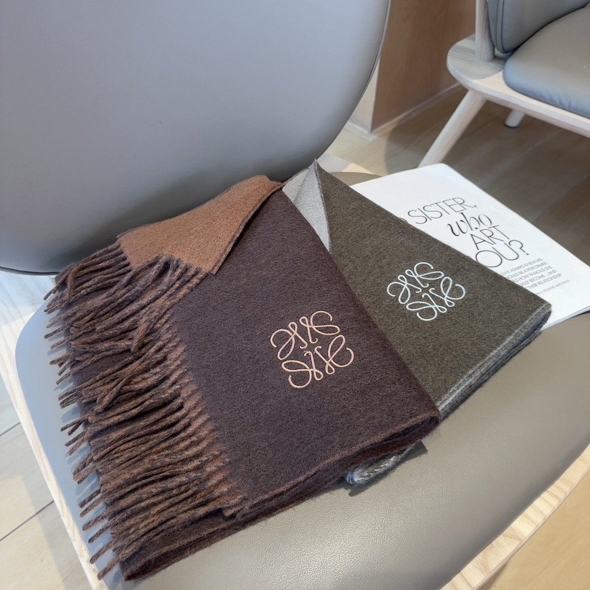 【▪Loewe · 罗意威难得一见的温柔配色，低调又不失优雅❗】重点推荐❗双面配色，一条围巾两种风格搭配