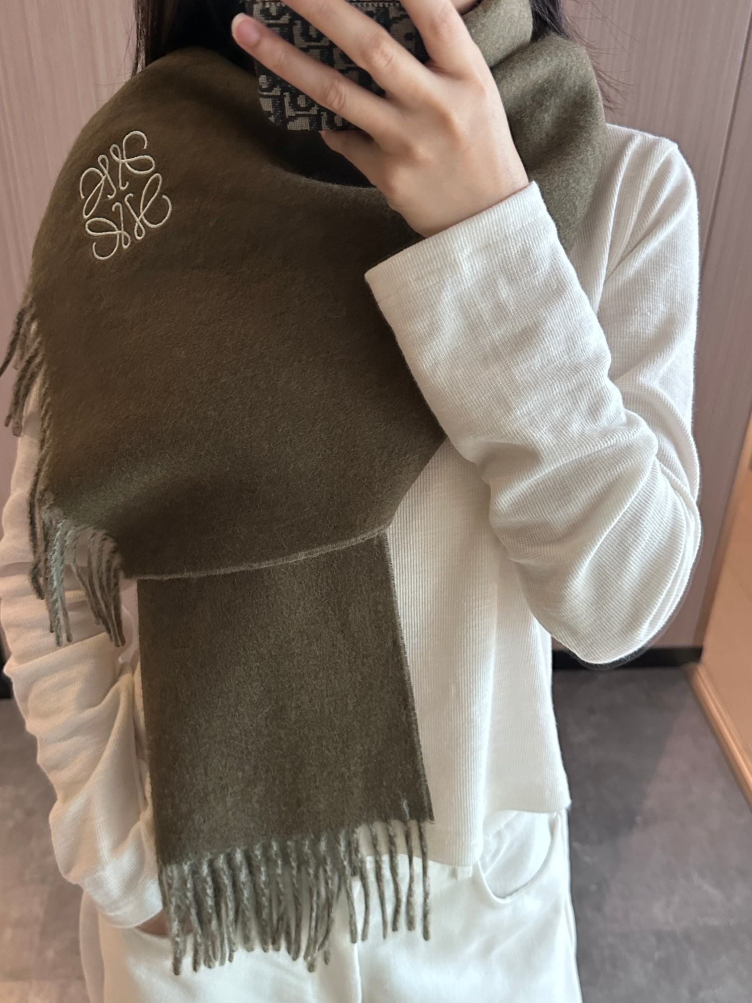 【▪Loewe · 罗意威难得一见的温柔配色，低调又不失优雅❗】重点推荐❗双面配色，一条围巾两种风格搭配