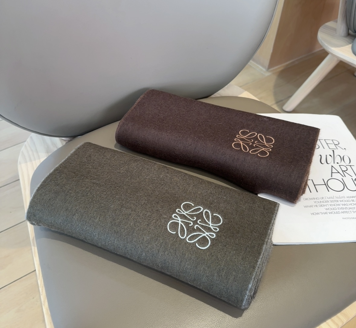 【▪Loewe · 罗意威难得一见的温柔配色，低调又不失优雅❗】重点推荐❗双面配色，一条围巾两种风格搭配