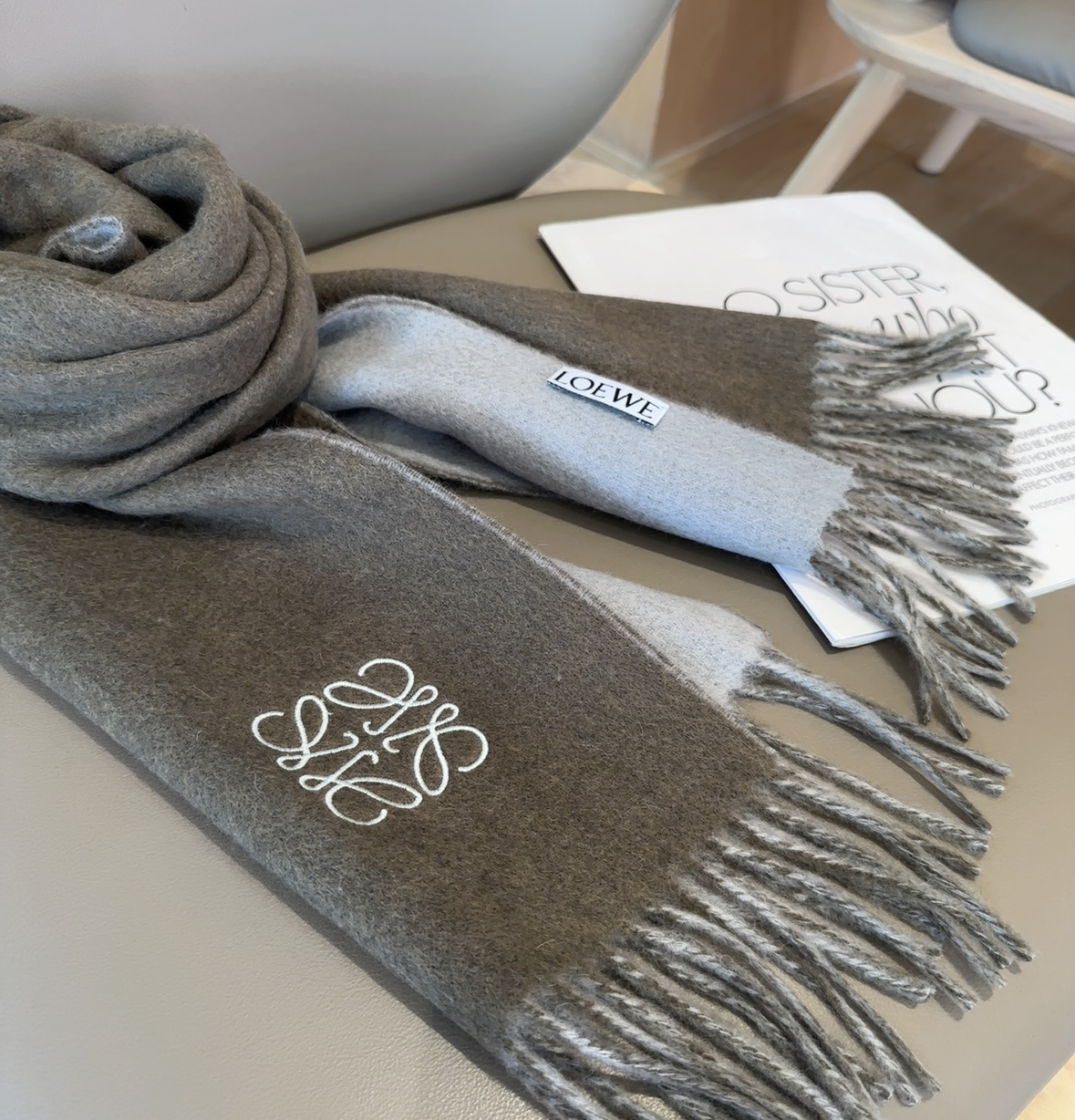 【▪Loewe · 罗意威难得一见的温柔配色，低调又不失优雅❗】重点推荐❗双面配色，一条围巾两种风格搭配