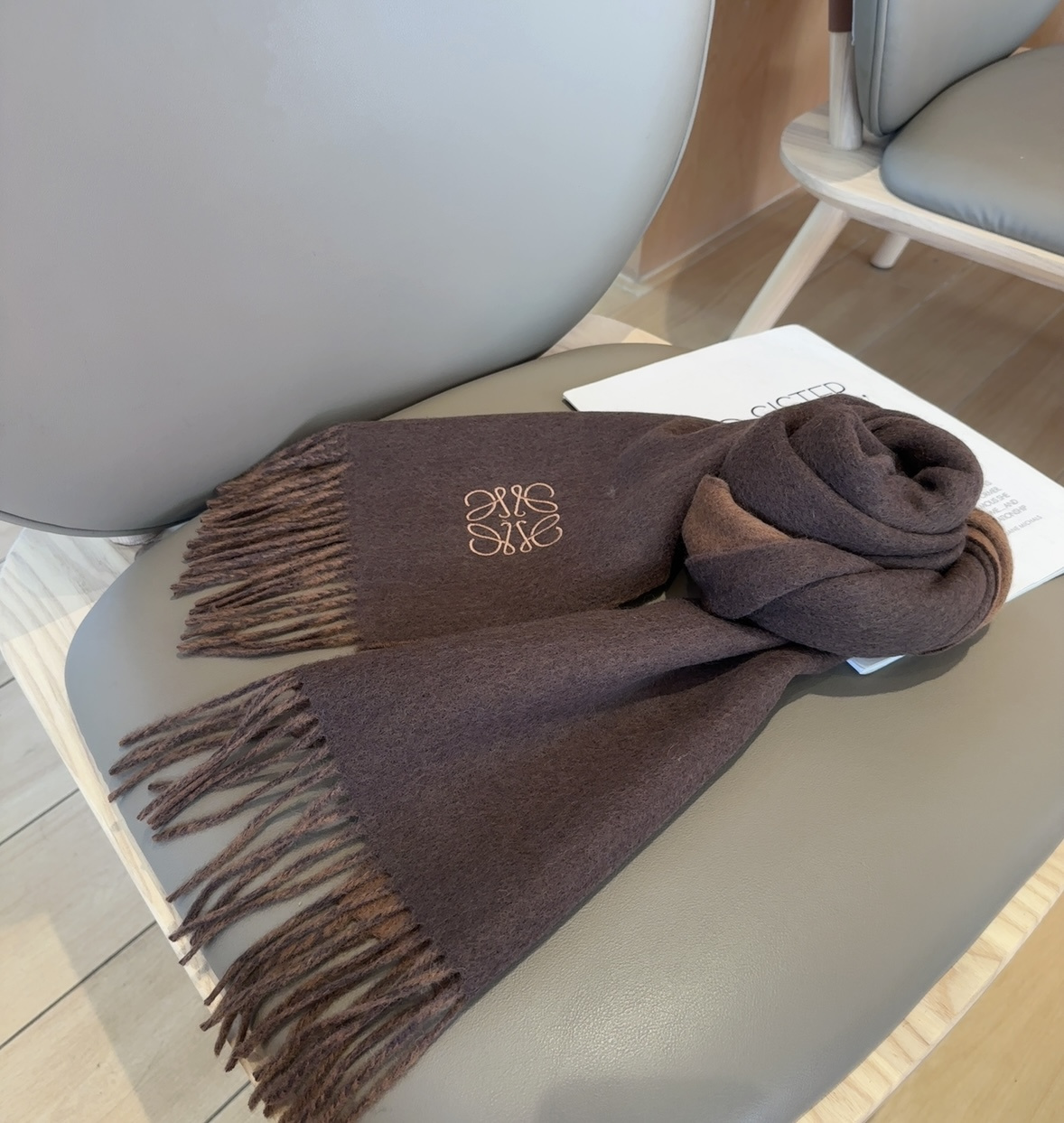 【▪Loewe · 罗意威难得一见的温柔配色，低调又不失优雅❗】重点推荐❗双面配色，一条围巾两种风格搭配