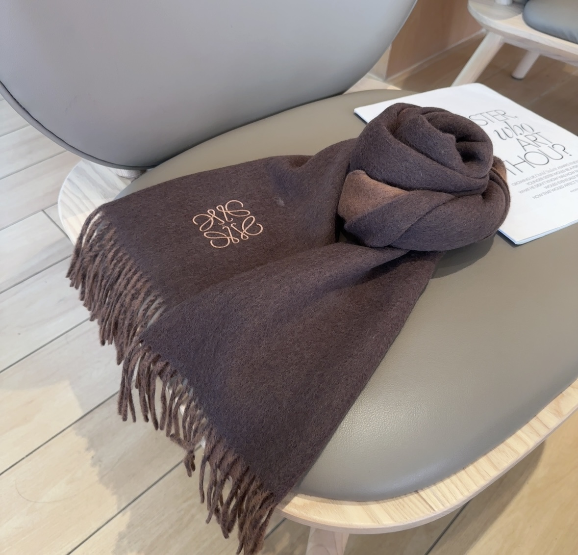 【▪Loewe · 罗意威难得一见的温柔配色，低调又不失优雅❗】重点推荐❗双面配色，一条围巾两种风格搭配