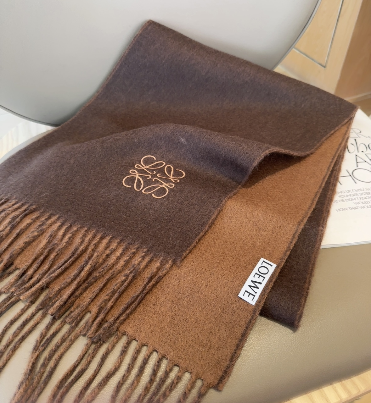 【▪Loewe · 罗意威难得一见的温柔配色，低调又不失优雅❗】重点推荐❗双面配色，一条围巾两种风格搭配