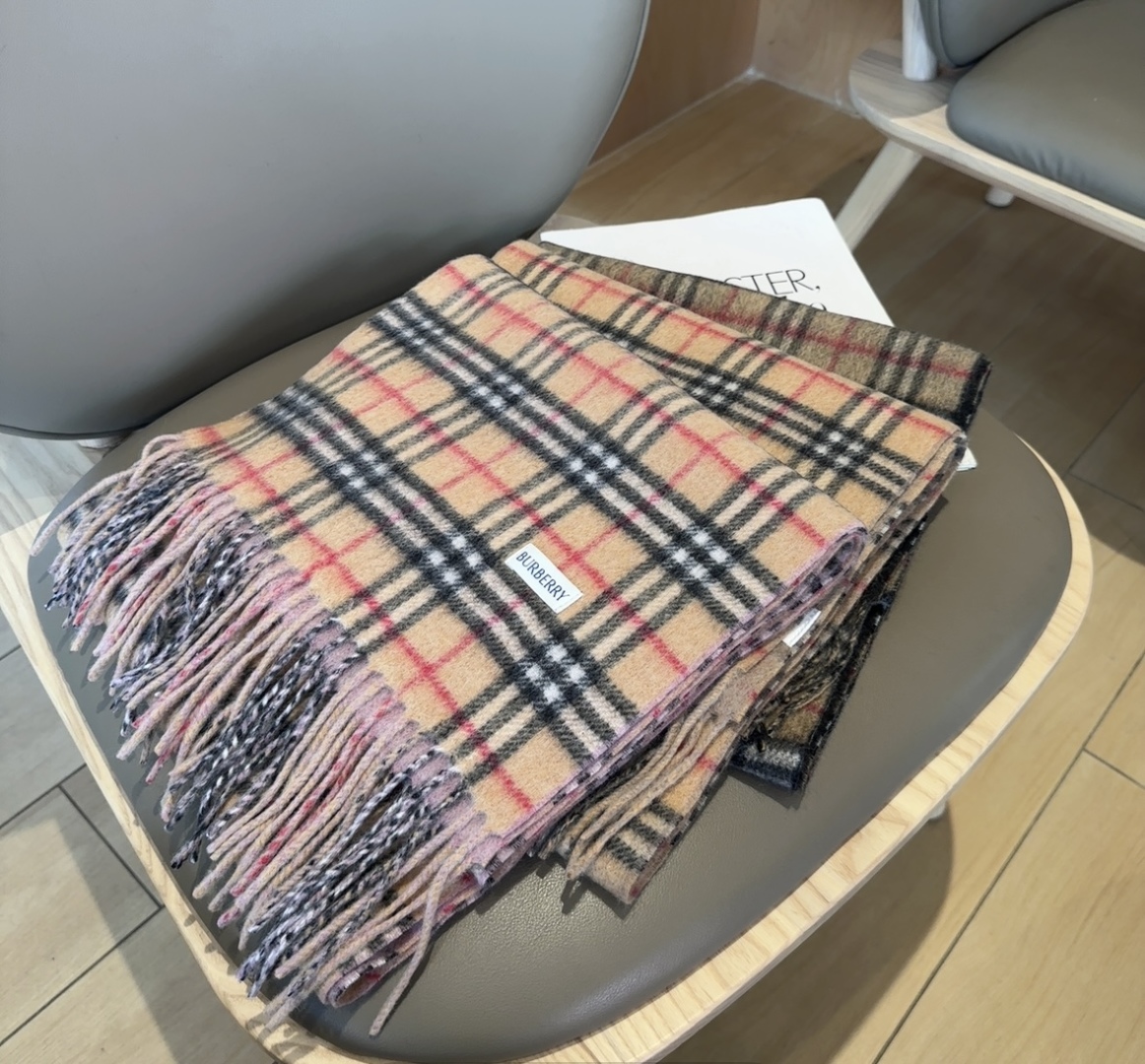 Burberry英伦风典藏款双面围巾❗️【HK外贸尾单 · 这才叫真正的家属福利】‼️这款羊绒围巾的面料