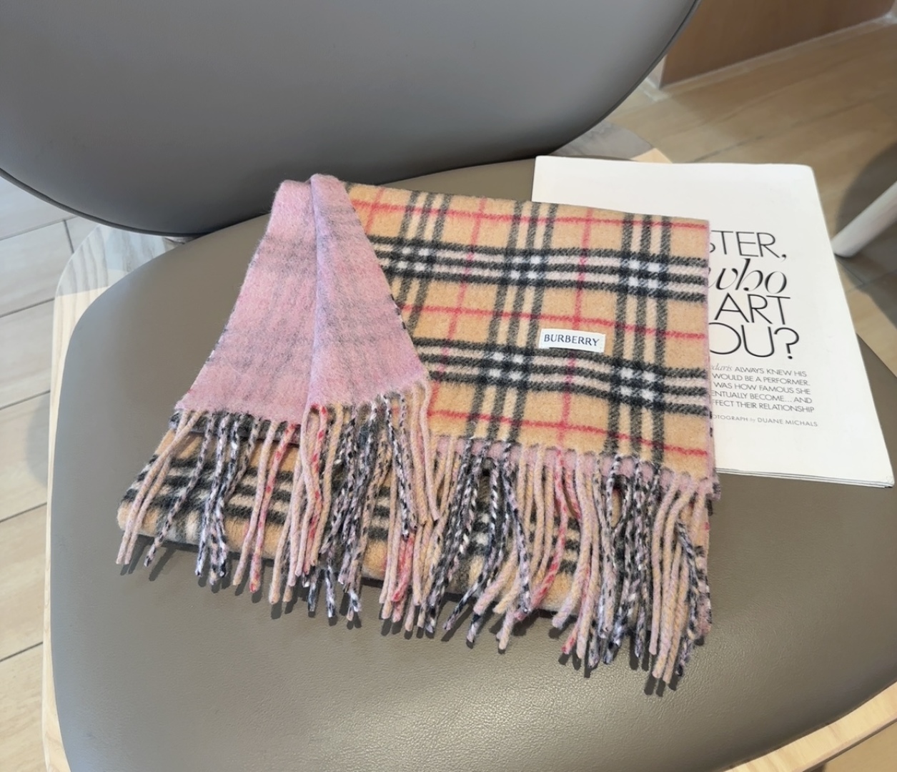 Burberry英伦风典藏款双面围巾❗️【HK外贸尾单 · 这才叫真正的家属福利】‼️这款羊绒围巾的面料