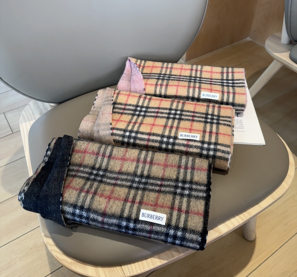 Burberry英伦风典藏款双面围巾❗️【HK外贸尾单 · 这才叫真正的家属福利】‼️这款羊绒围巾的面料