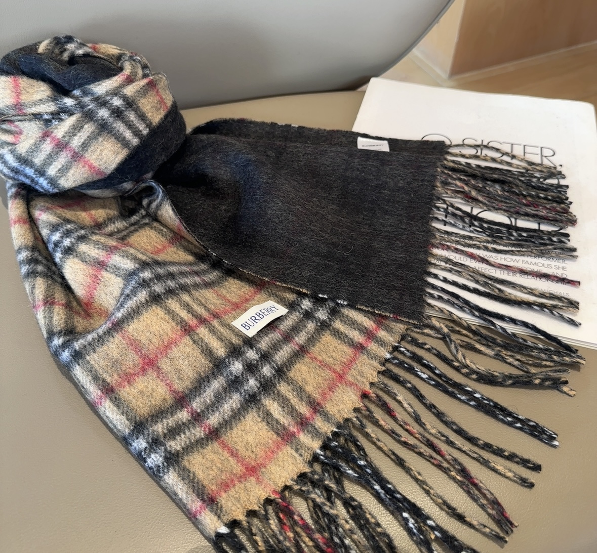 Burberry英伦风典藏款双面围巾❗️【HK外贸尾单 · 这才叫真正的家属福利】‼️这款羊绒围巾的面料