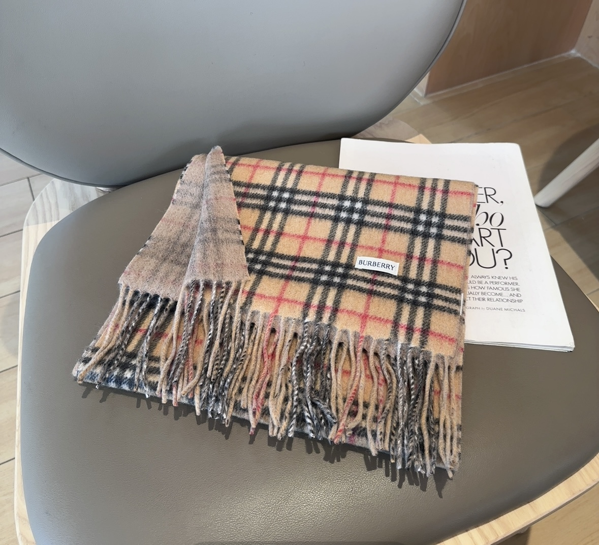 Burberry英伦风典藏款双面围巾❗️【HK外贸尾单 · 这才叫真正的家属福利】‼️这款羊绒围巾的面料