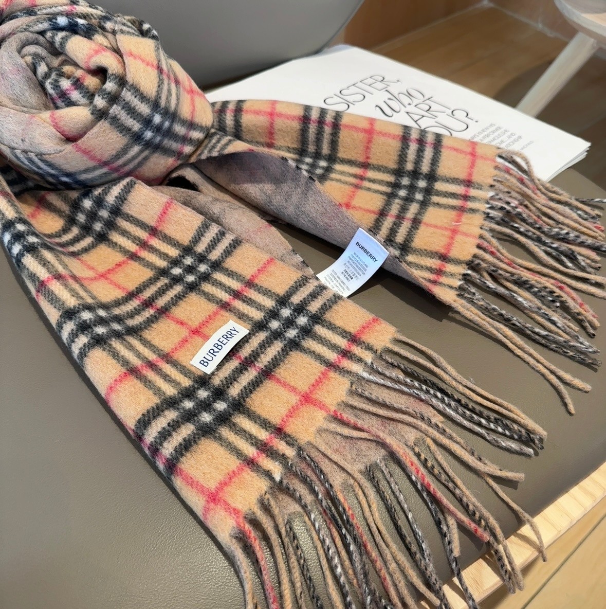 Burberry英伦风典藏款双面围巾❗️【HK外贸尾单 · 这才叫真正的家属福利】‼️这款羊绒围巾的面料