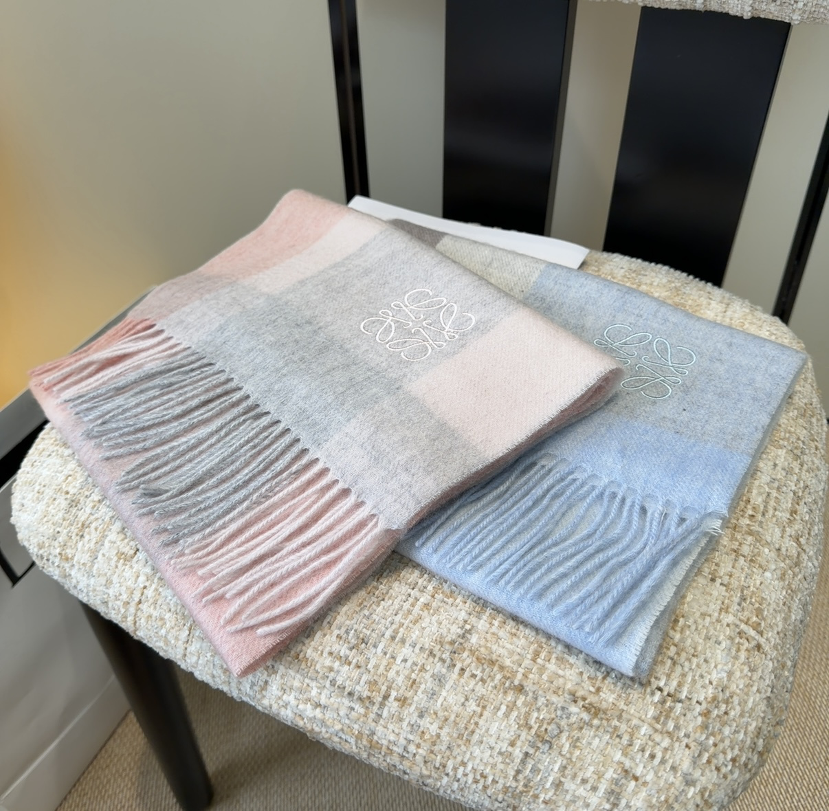 【▪Loewe · 罗意威难得一见的温柔配色，低调又不失优雅❗】重点推荐❗双面配色，一条围巾两种风格搭配