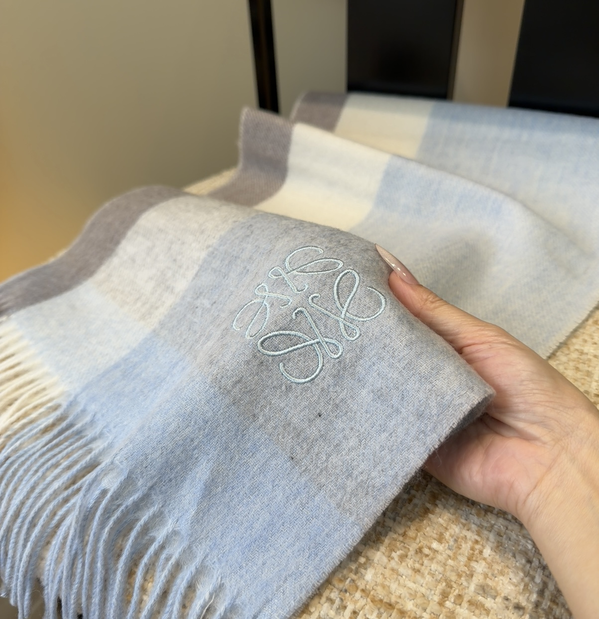 【▪Loewe · 罗意威难得一见的温柔配色，低调又不失优雅❗】重点推荐❗双面配色，一条围巾两种风格搭配