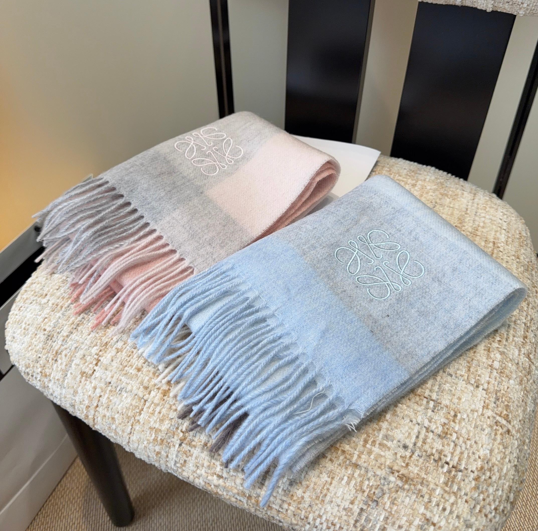 【▪Loewe · 罗意威难得一见的温柔配色，低调又不失优雅❗】重点推荐❗双面配色，一条围巾两种风格搭配