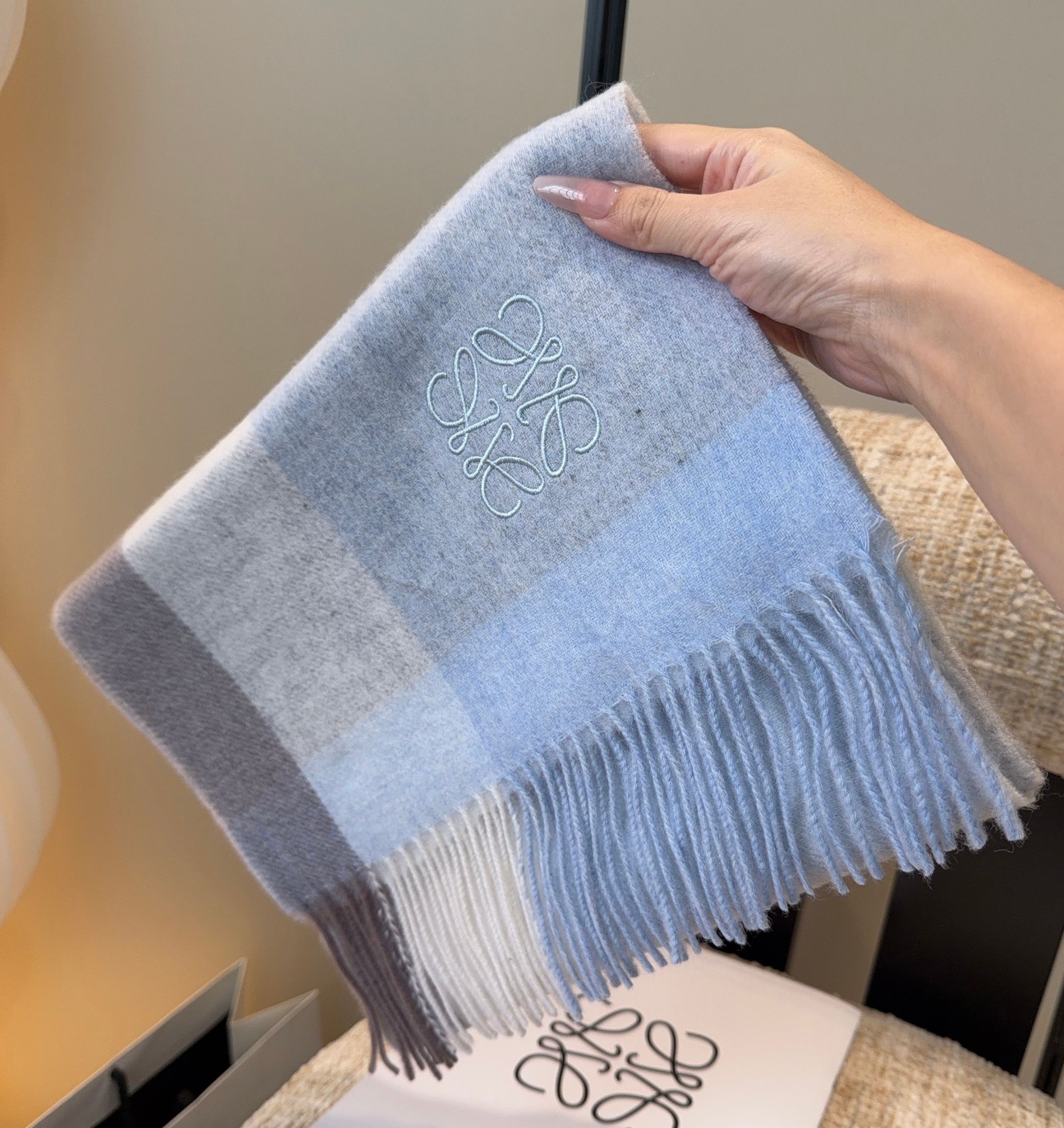 【▪Loewe · 罗意威难得一见的温柔配色，低调又不失优雅❗】重点推荐❗双面配色，一条围巾两种风格搭配