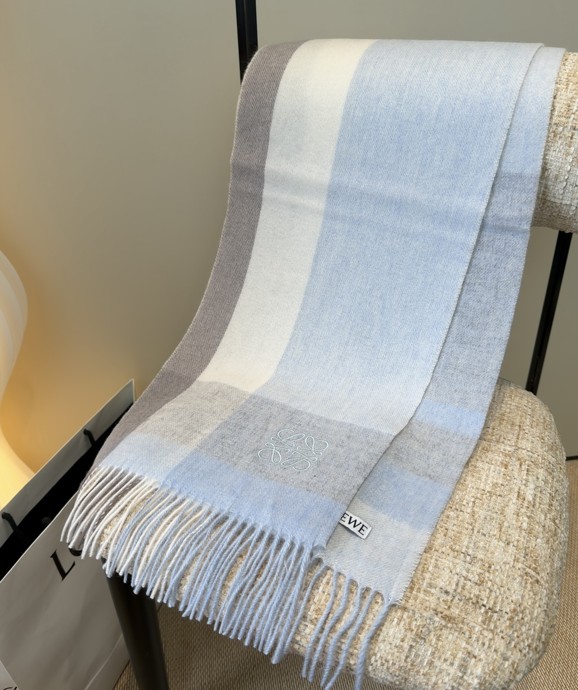 【▪Loewe · 罗意威难得一见的温柔配色，低调又不失优雅❗】重点推荐❗双面配色，一条围巾两种风格搭配