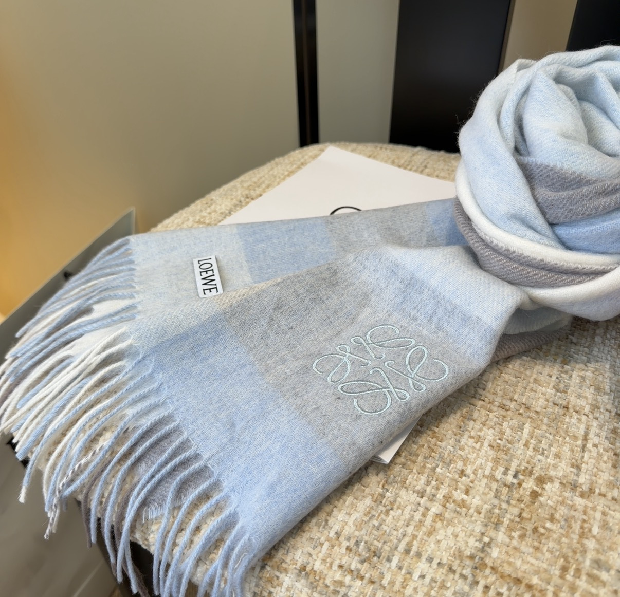 【▪Loewe · 罗意威难得一见的温柔配色，低调又不失优雅❗】重点推荐❗双面配色，一条围巾两种风格搭配