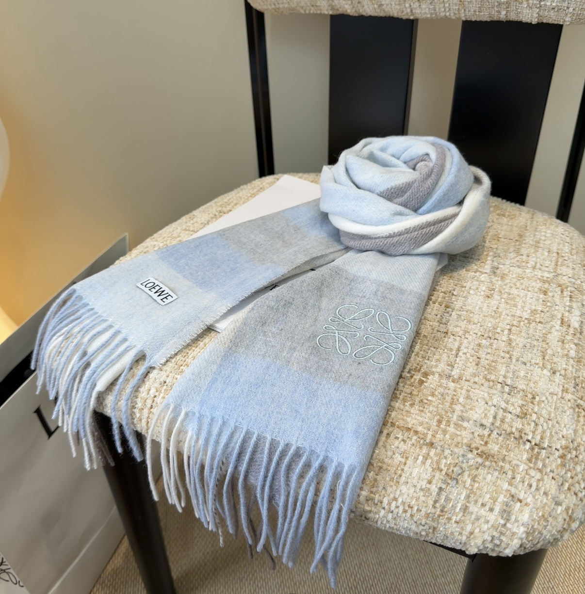 【▪Loewe · 罗意威难得一见的温柔配色，低调又不失优雅❗】重点推荐❗双面配色，一条围巾两种风格搭配