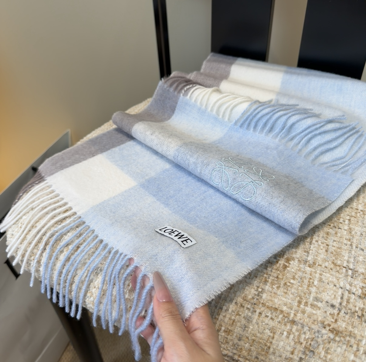 【▪Loewe · 罗意威难得一见的温柔配色，低调又不失优雅❗】重点推荐❗双面配色，一条围巾两种风格搭配