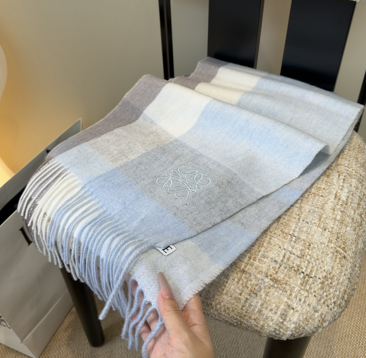 【▪Loewe · 罗意威难得一见的温柔配色，低调又不失优雅❗】重点推荐❗双面配色，一条围巾两种风格搭配