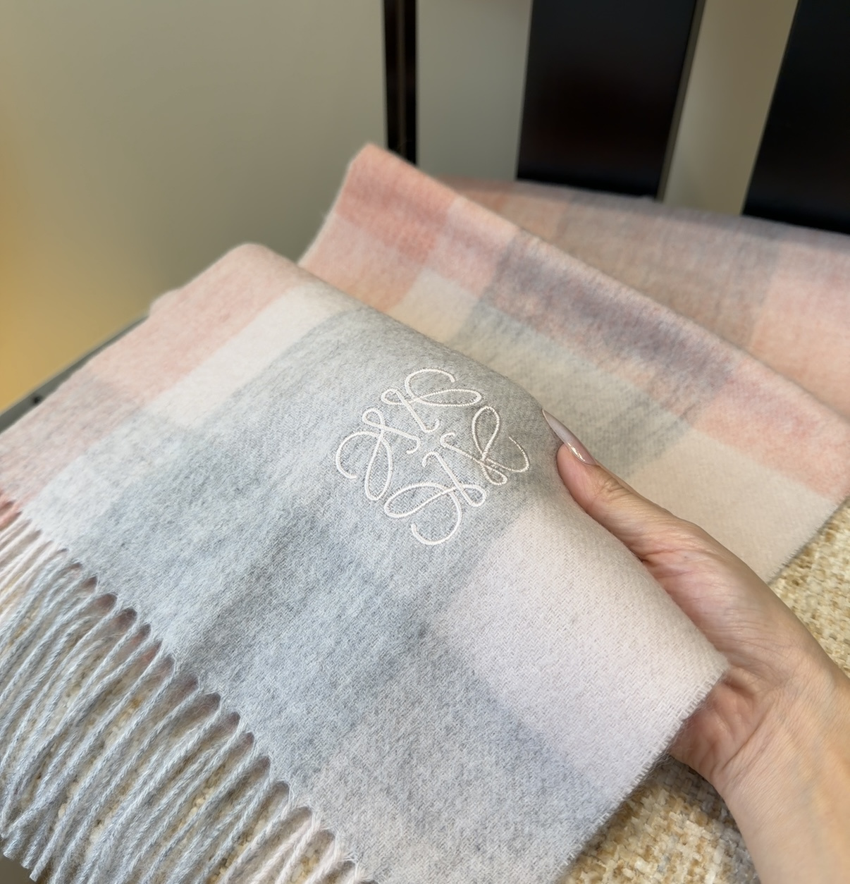 【▪Loewe · 罗意威难得一见的温柔配色，低调又不失优雅❗】重点推荐❗双面配色，一条围巾两种风格搭配