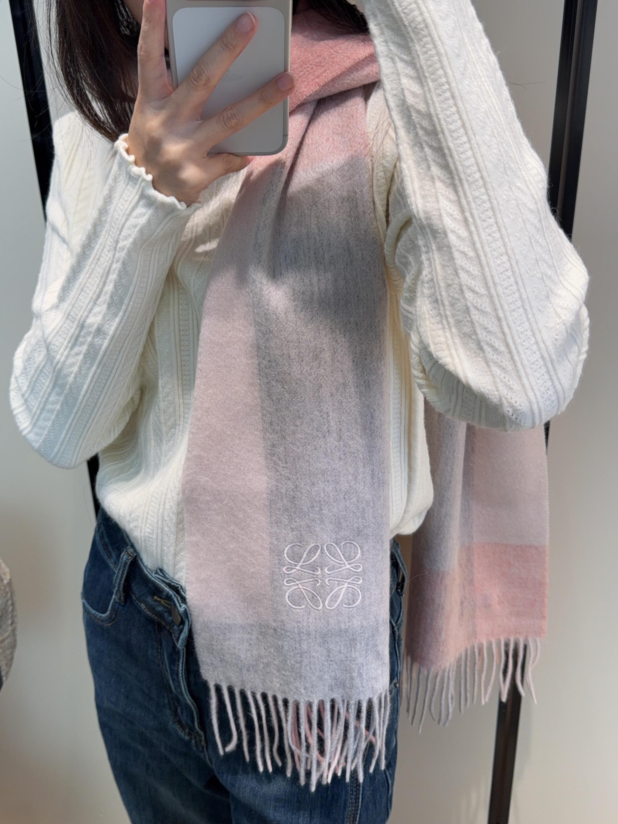 【▪Loewe · 罗意威难得一见的温柔配色，低调又不失优雅❗】重点推荐❗双面配色，一条围巾两种风格搭配