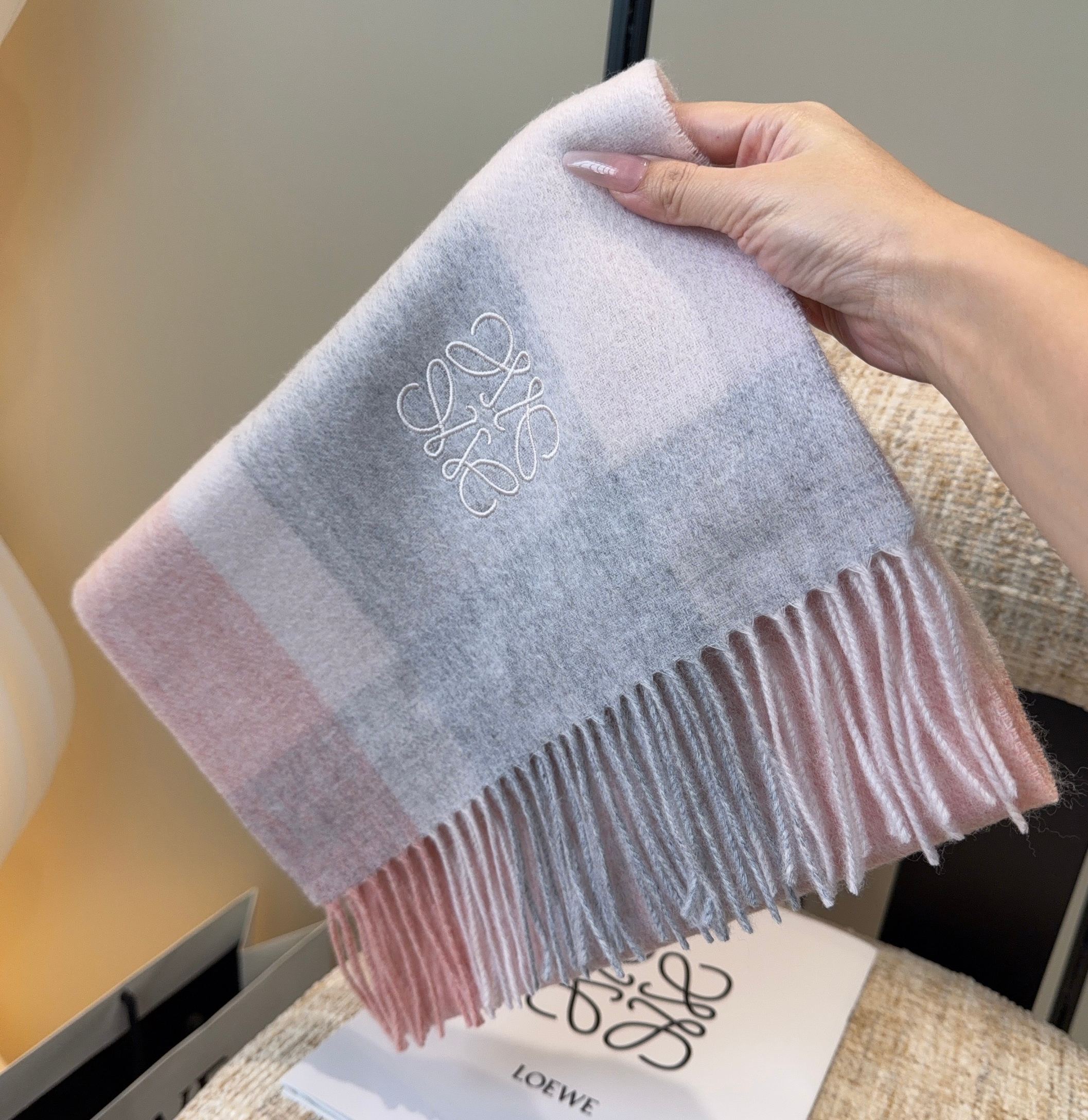 【▪Loewe · 罗意威难得一见的温柔配色，低调又不失优雅❗】重点推荐❗双面配色，一条围巾两种风格搭配