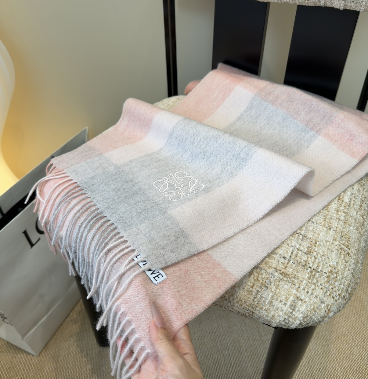 【▪Loewe · 罗意威难得一见的温柔配色，低调又不失优雅❗】重点推荐❗双面配色，一条围巾两种风格搭配