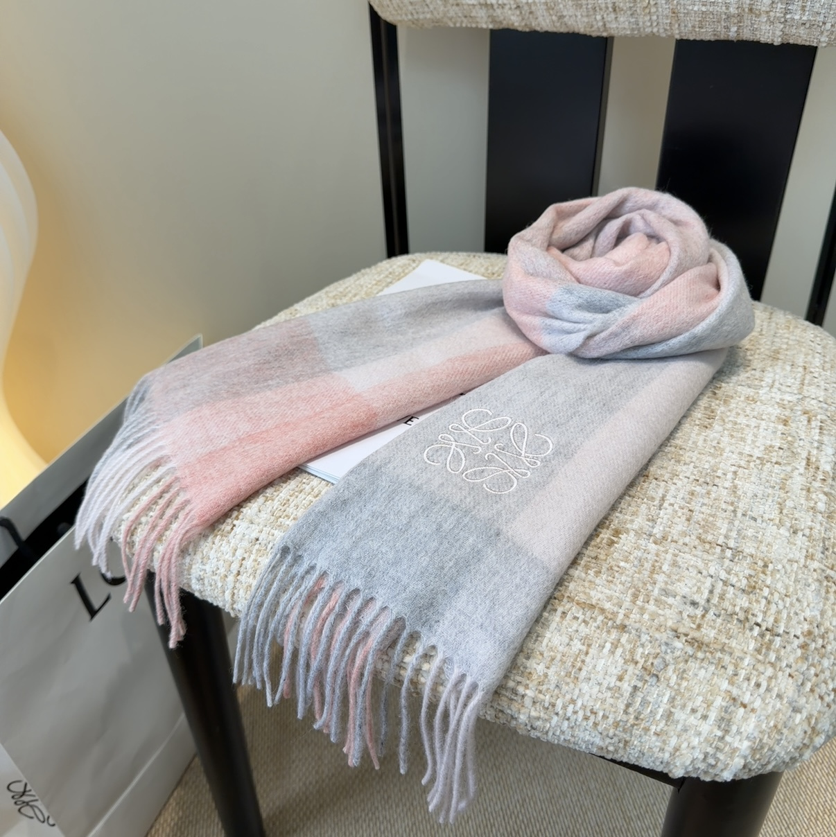 【▪Loewe · 罗意威难得一见的温柔配色，低调又不失优雅❗】重点推荐❗双面配色，一条围巾两种风格搭配