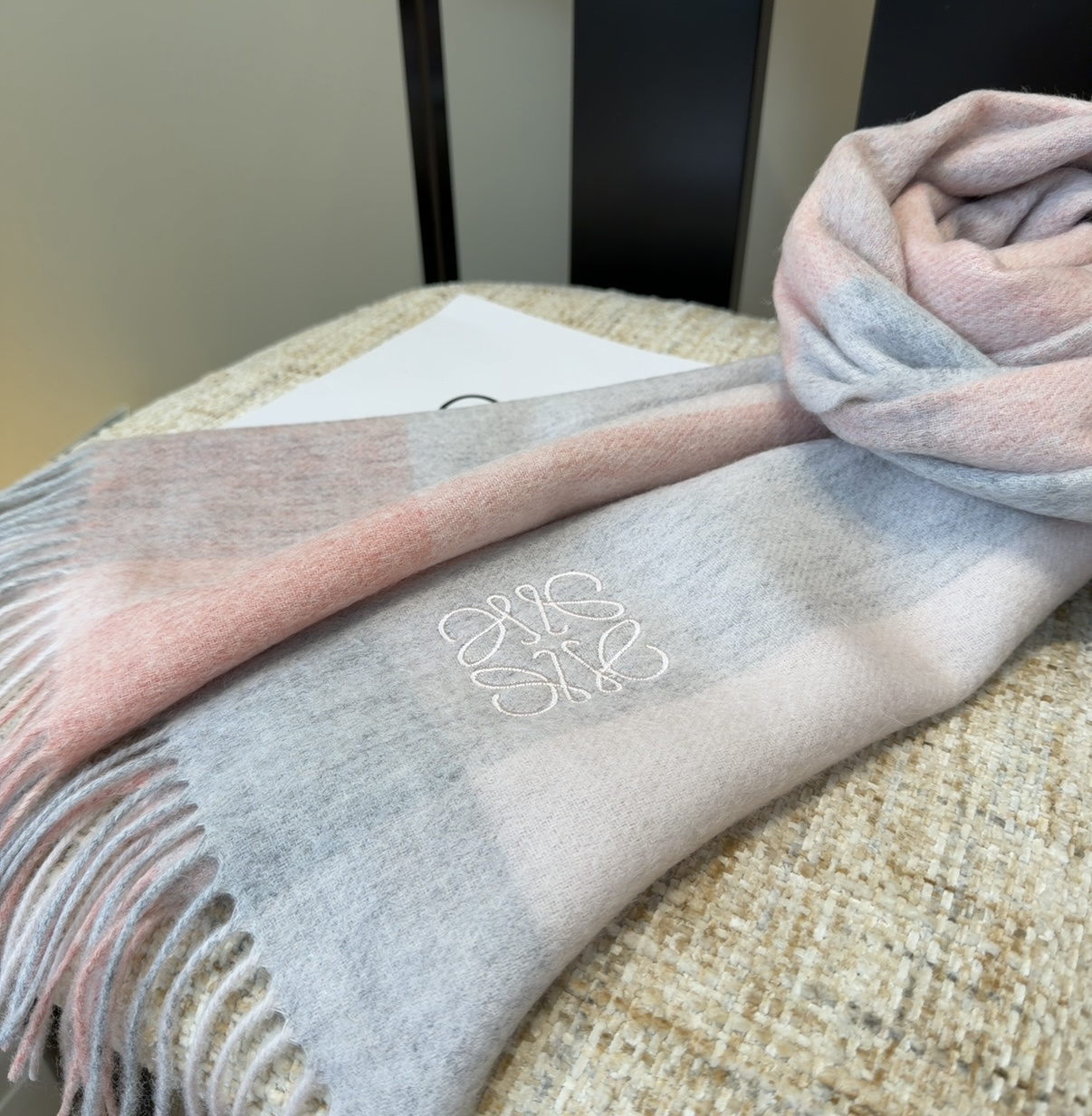 【▪Loewe · 罗意威难得一见的温柔配色，低调又不失优雅❗】重点推荐❗双面配色，一条围巾两种风格搭配