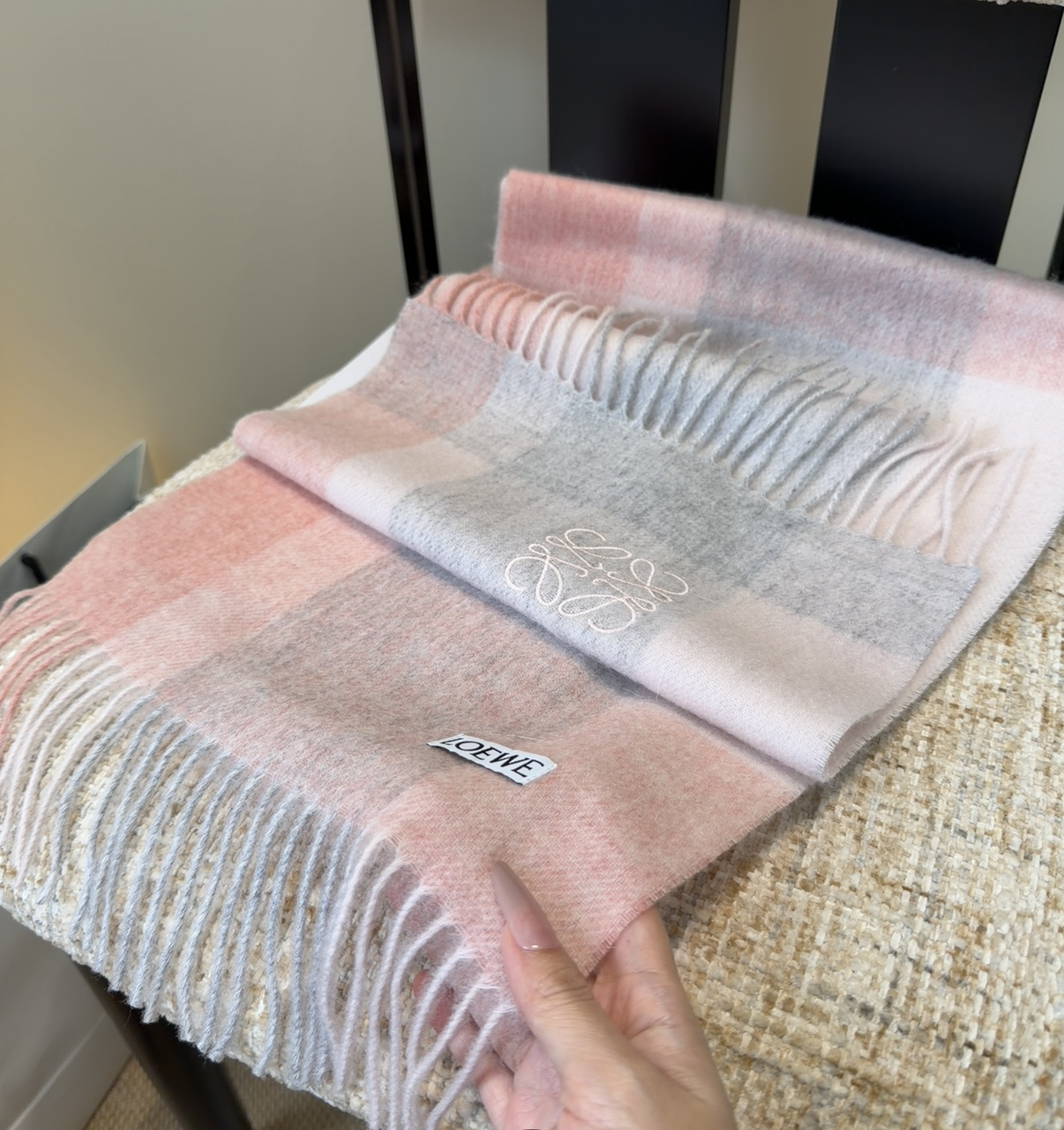 【▪Loewe · 罗意威难得一见的温柔配色，低调又不失优雅❗】重点推荐❗双面配色，一条围巾两种风格搭配