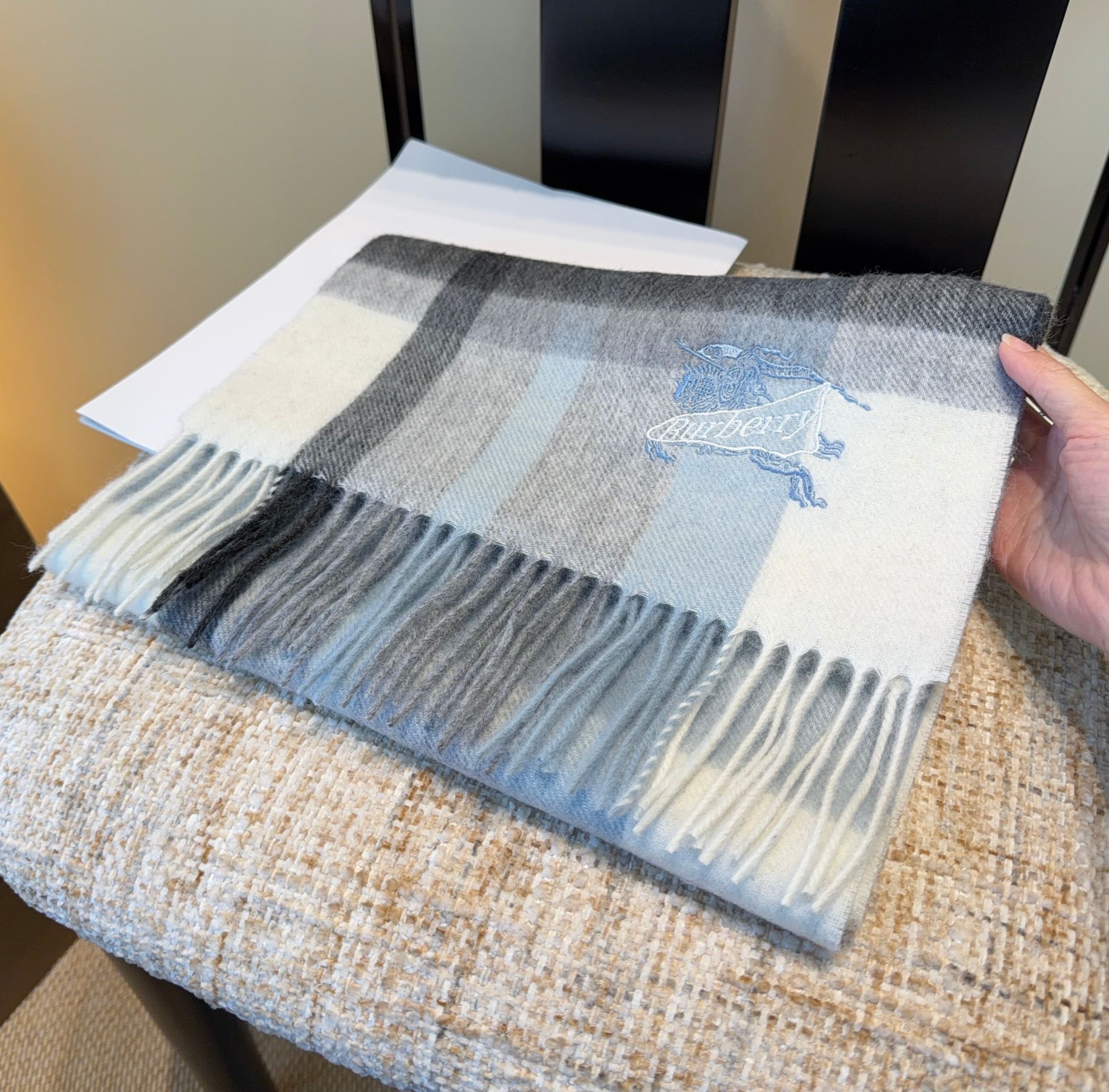 Burberry · 巴宝莉围巾❗️好看的要疯掉了，太有型太有魅力了❗️❗️非常斯文时尚的秋冬单品！真的