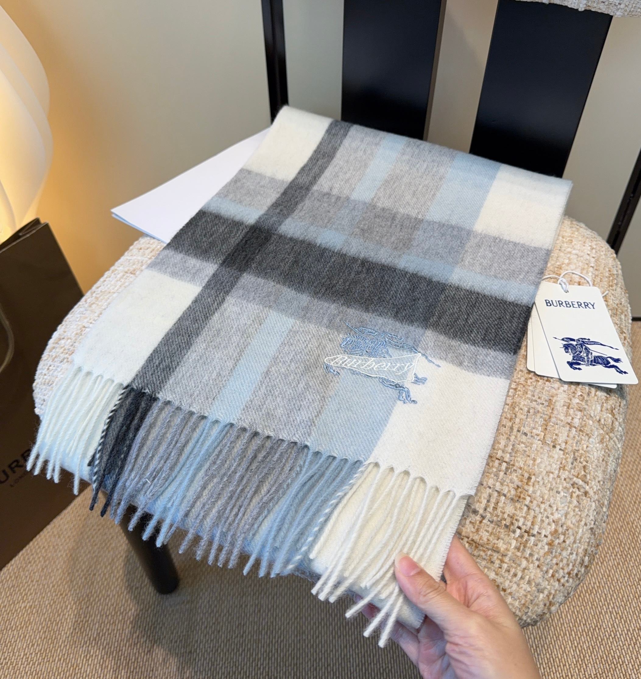 Burberry · 巴宝莉围巾❗️好看的要疯掉了，太有型太有魅力了❗️❗️非常斯文时尚的秋冬单品！真的