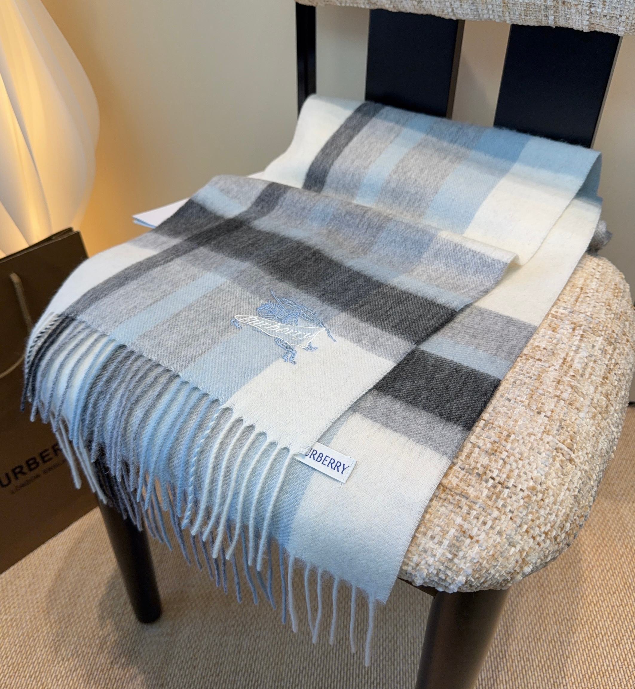 Burberry · 巴宝莉围巾❗️好看的要疯掉了，太有型太有魅力了❗️❗️非常斯文时尚的秋冬单品！真的