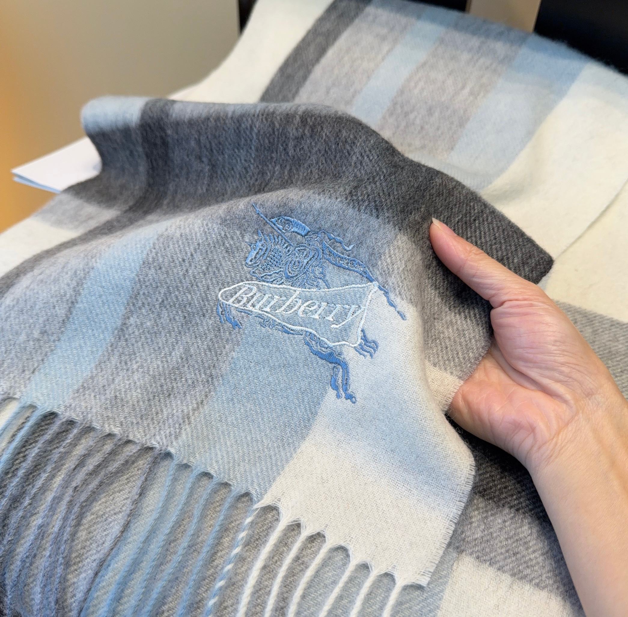 Burberry · 巴宝莉围巾❗️好看的要疯掉了，太有型太有魅力了❗️❗️非常斯文时尚的秋冬单品！真的