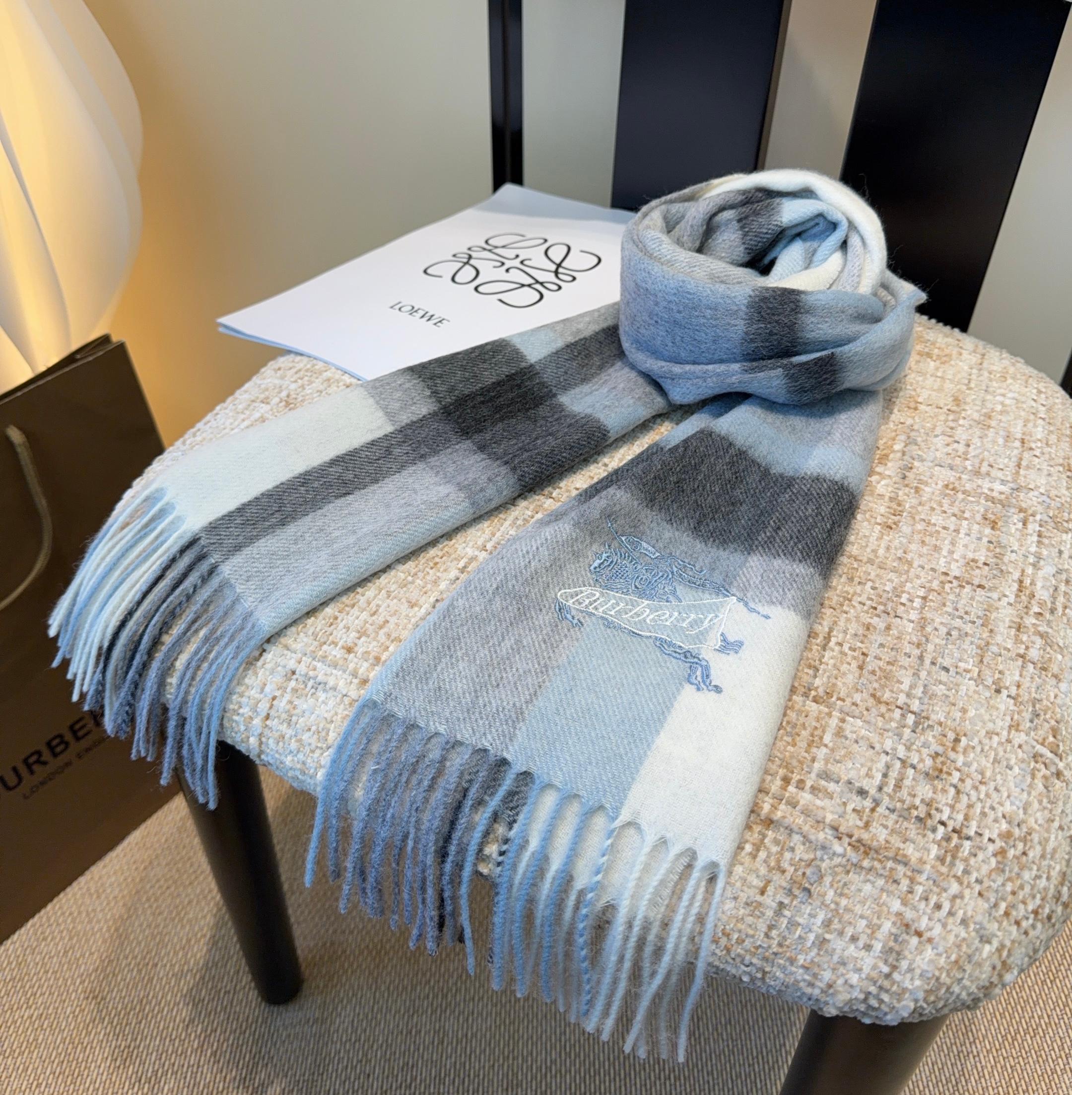 Burberry · 巴宝莉围巾❗️好看的要疯掉了，太有型太有魅力了❗️❗️非常斯文时尚的秋冬单品！真的