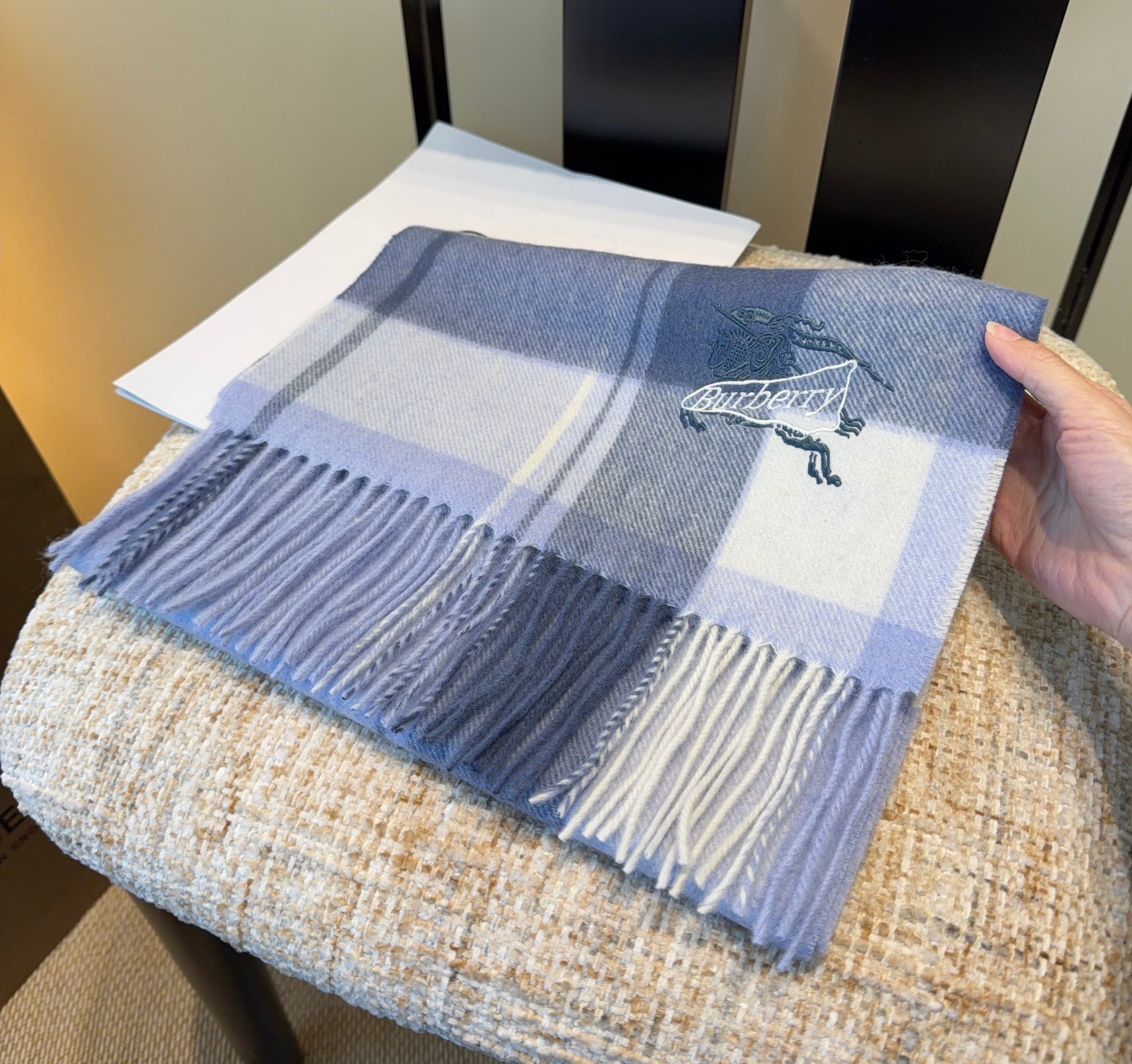 Burberry · 巴宝莉围巾❗️好看的要疯掉了，太有型太有魅力了❗️❗️非常斯文时尚的秋冬单品！真的