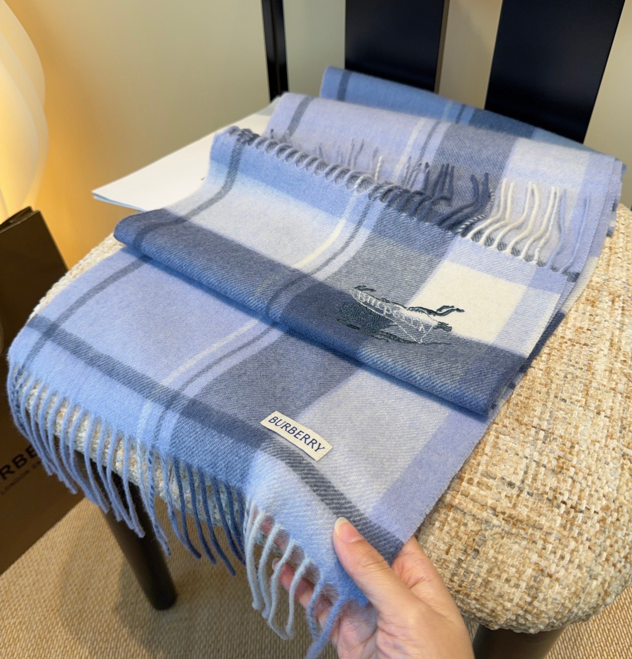 Burberry · 巴宝莉围巾❗️好看的要疯掉了，太有型太有魅力了❗️❗️非常斯文时尚的秋冬单品！真的