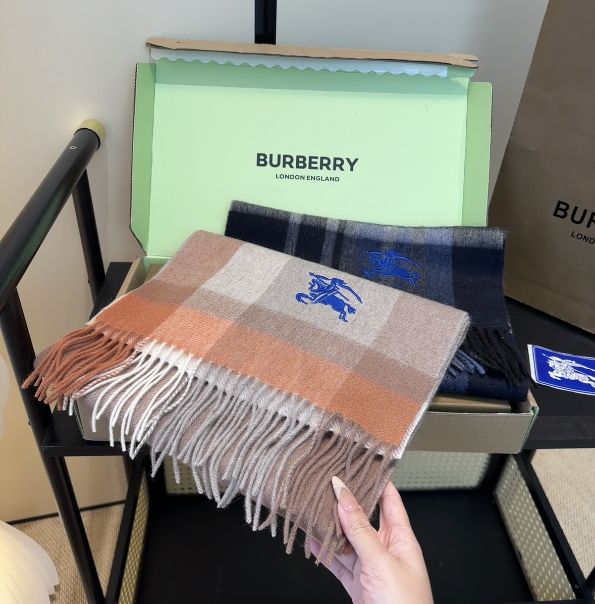 Burberry · 巴宝莉围巾❗️好看的要疯掉了，太有型太有魅力了❗️❗️非常斯文时尚的秋冬单品！真的