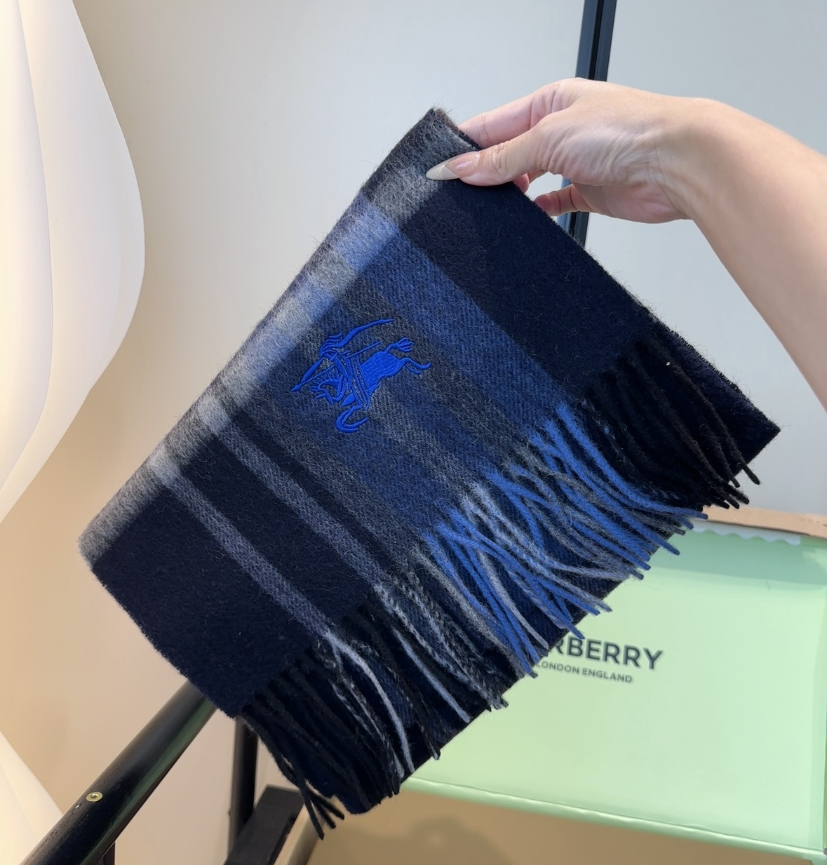 Burberry · 巴宝莉围巾❗️好看的要疯掉了，太有型太有魅力了❗️❗️非常斯文时尚的秋冬单品！真的