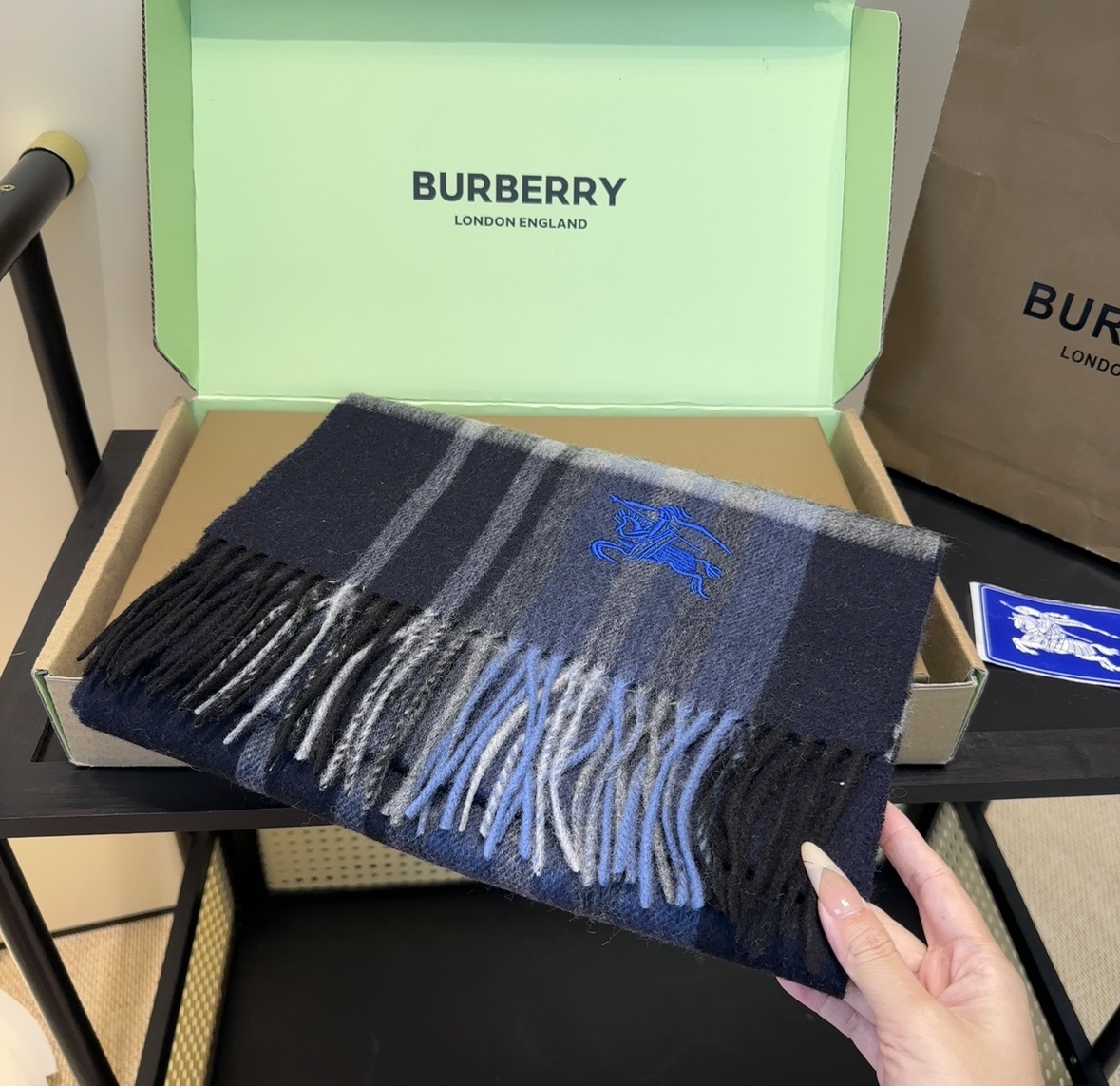 Burberry · 巴宝莉围巾❗️好看的要疯掉了，太有型太有魅力了❗️❗️非常斯文时尚的秋冬单品！真的