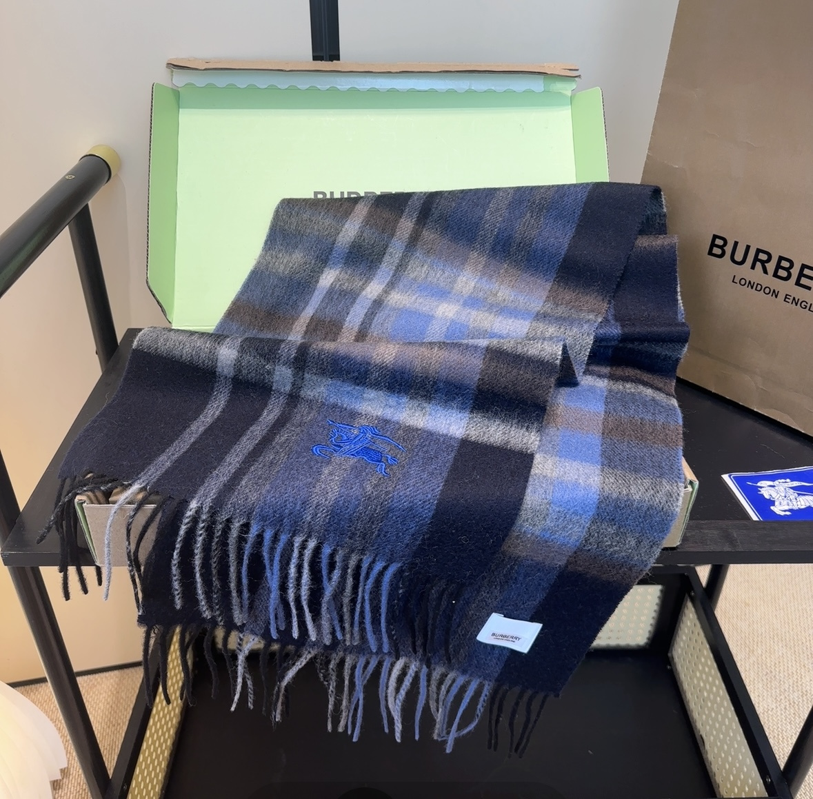 Burberry · 巴宝莉围巾❗️好看的要疯掉了，太有型太有魅力了❗️❗️非常斯文时尚的秋冬单品！真的