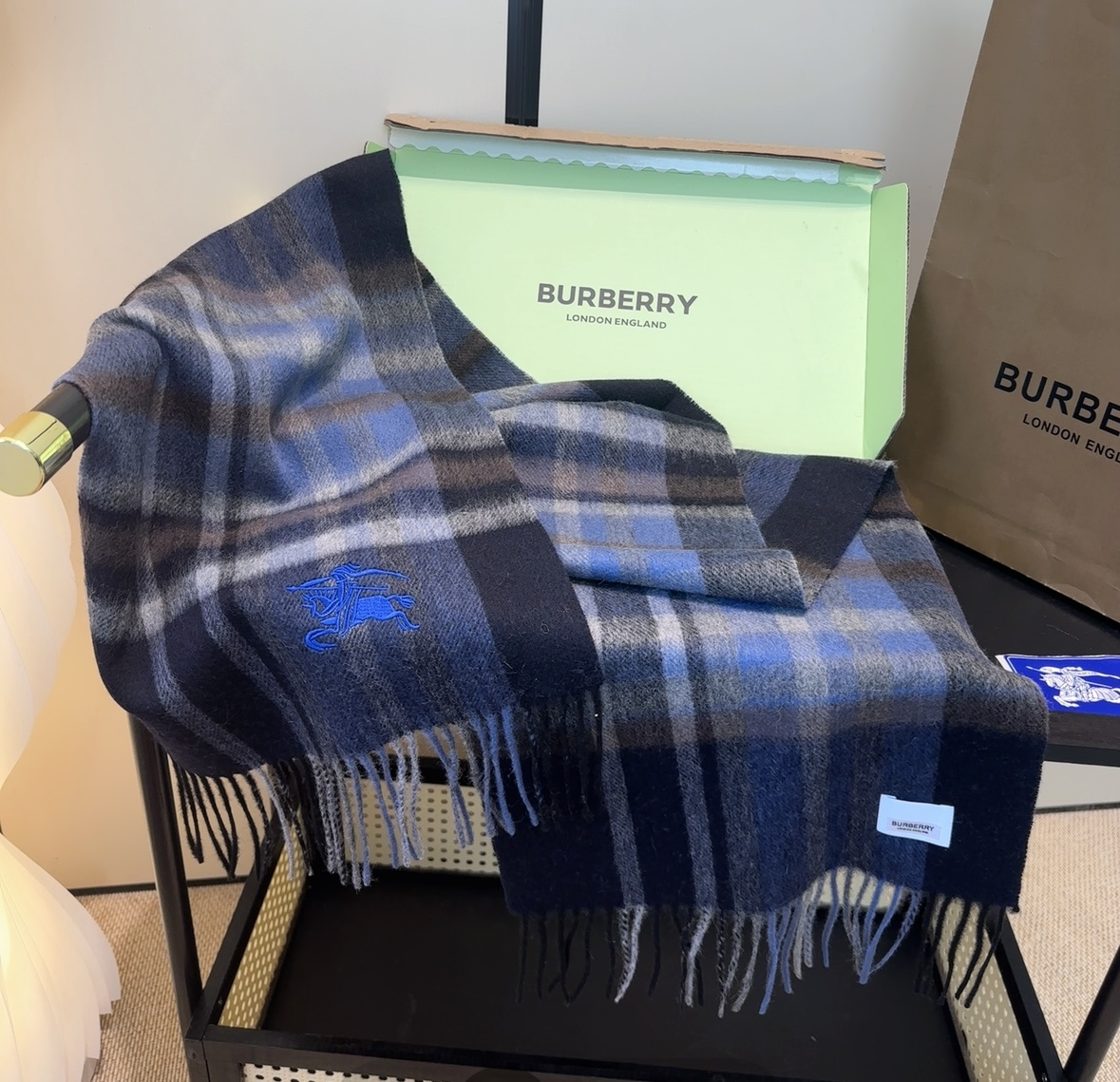 Burberry · 巴宝莉围巾❗️好看的要疯掉了，太有型太有魅力了❗️❗️非常斯文时尚的秋冬单品！真的