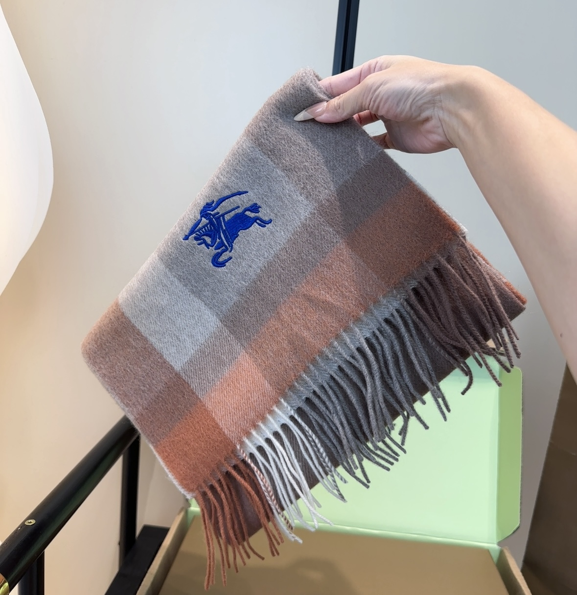 Burberry · 巴宝莉围巾❗️好看的要疯掉了，太有型太有魅力了❗️❗️非常斯文时尚的秋冬单品！真的