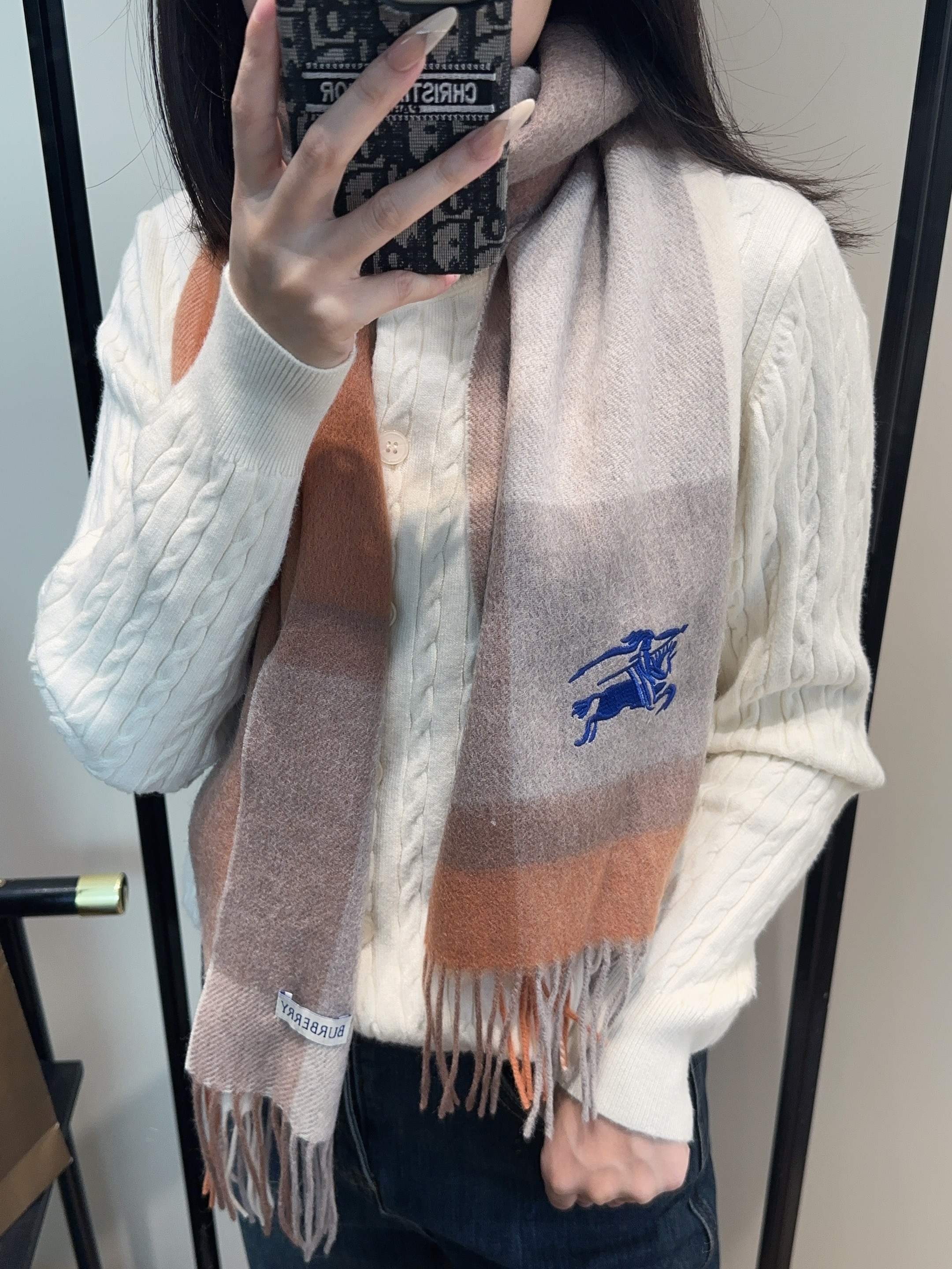 Burberry · 巴宝莉围巾❗️好看的要疯掉了，太有型太有魅力了❗️❗️非常斯文时尚的秋冬单品！真的