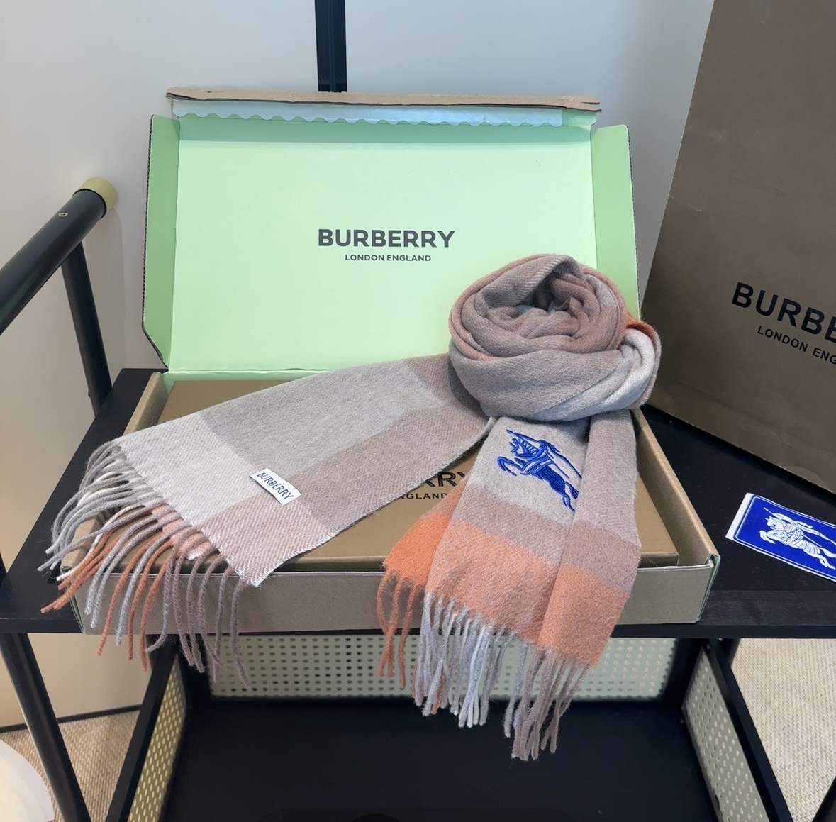 Burberry · 巴宝莉围巾❗️好看的要疯掉了，太有型太有魅力了❗️❗️非常斯文时尚的秋冬单品！真的