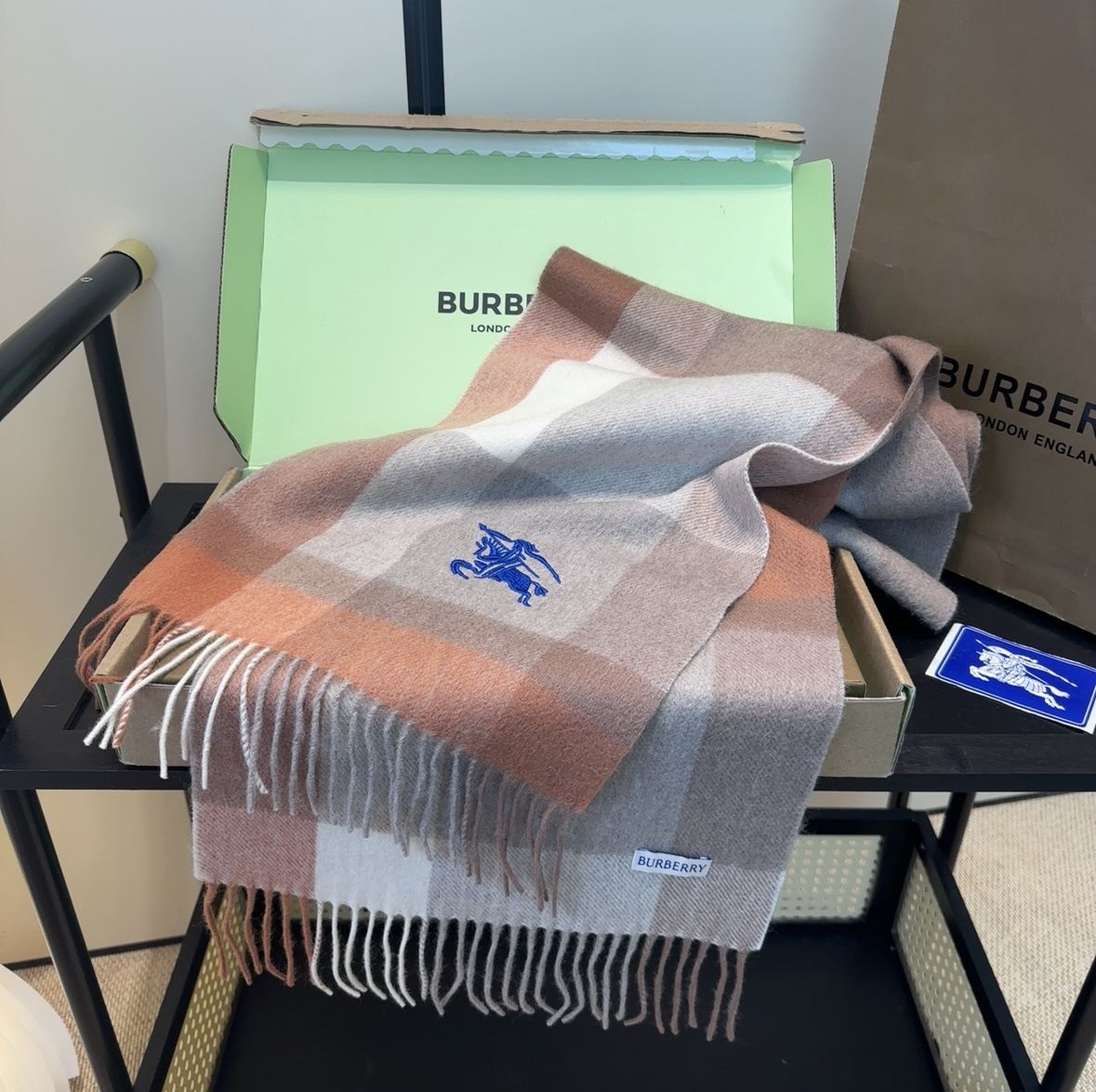 Burberry · 巴宝莉围巾❗️好看的要疯掉了，太有型太有魅力了❗️❗️非常斯文时尚的秋冬单品！真的