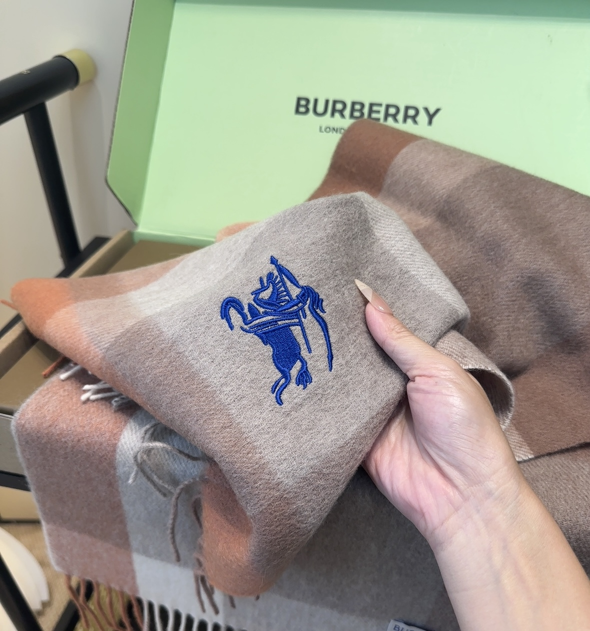 Burberry · 巴宝莉围巾❗️好看的要疯掉了，太有型太有魅力了❗️❗️非常斯文时尚的秋冬单品！真的