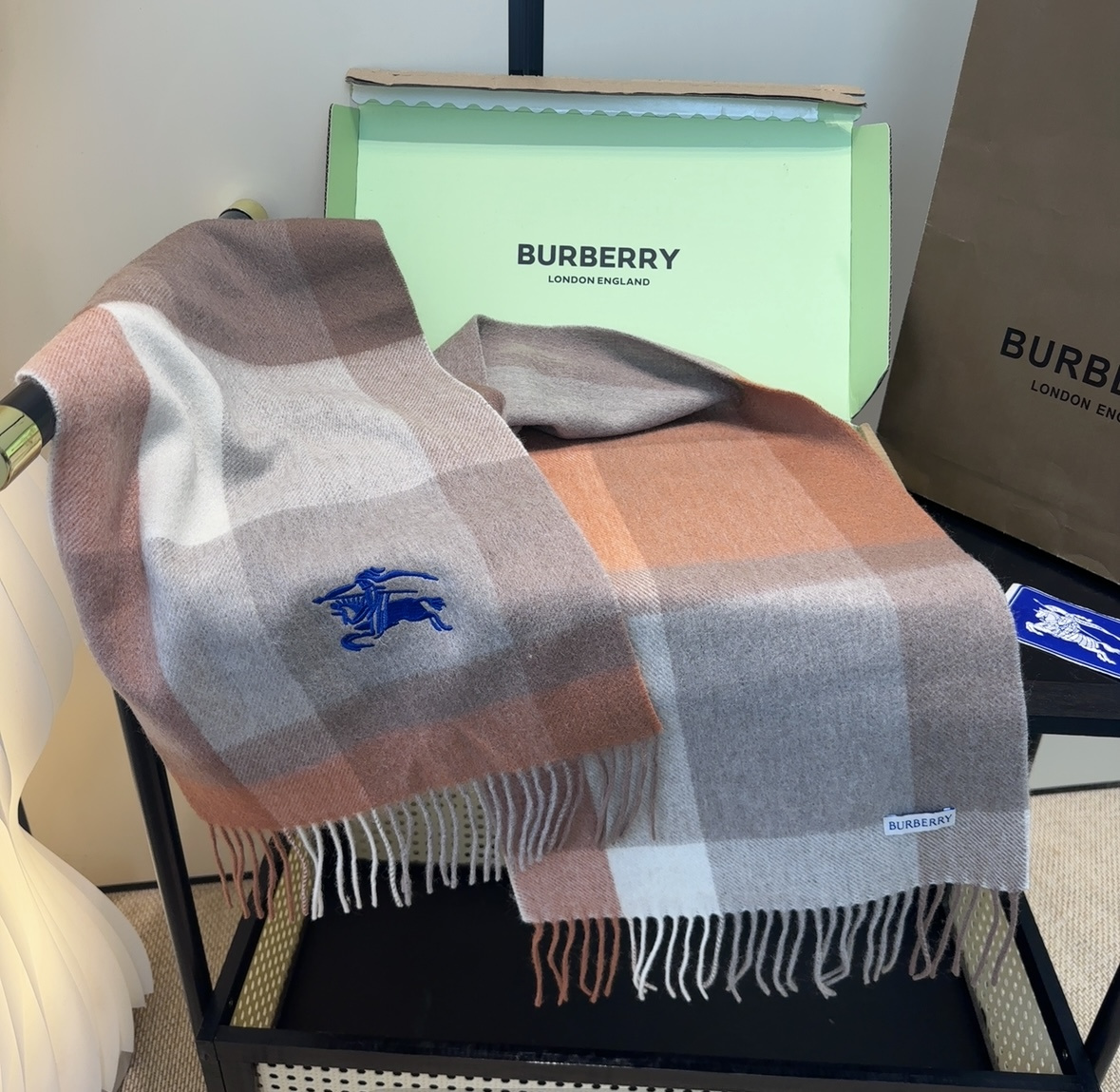 Burberry · 巴宝莉围巾❗️好看的要疯掉了，太有型太有魅力了❗️❗️非常斯文时尚的秋冬单品！真的