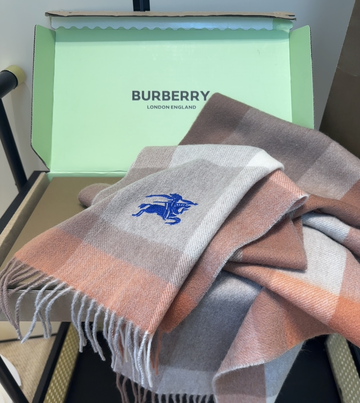Burberry · 巴宝莉围巾❗️好看的要疯掉了，太有型太有魅力了❗️❗️非常斯文时尚的秋冬单品！真的