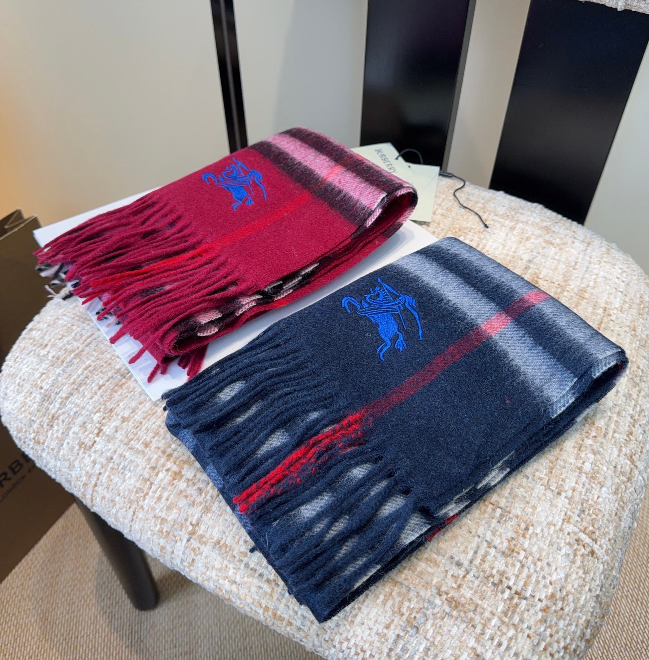 Burberry · 巴宝莉围巾❗️好看的要疯掉了，太有型太有魅力了❗️❗️非常斯文时尚的秋冬单品！真的