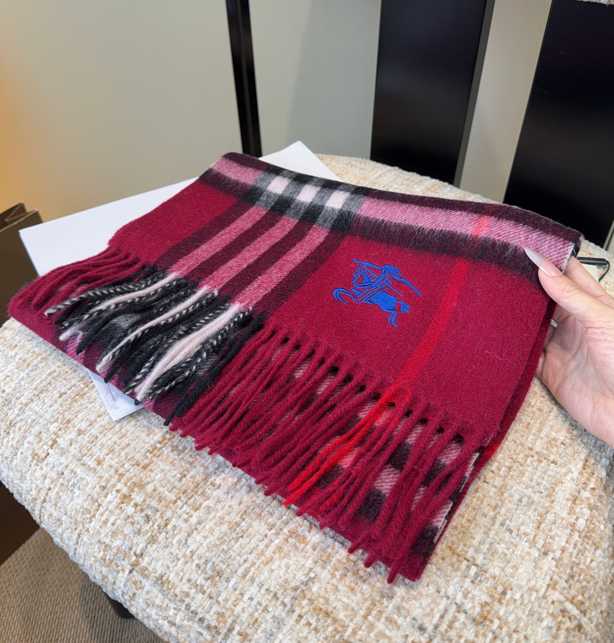 Burberry · 巴宝莉围巾❗️好看的要疯掉了，太有型太有魅力了❗️❗️非常斯文时尚的秋冬单品！真的